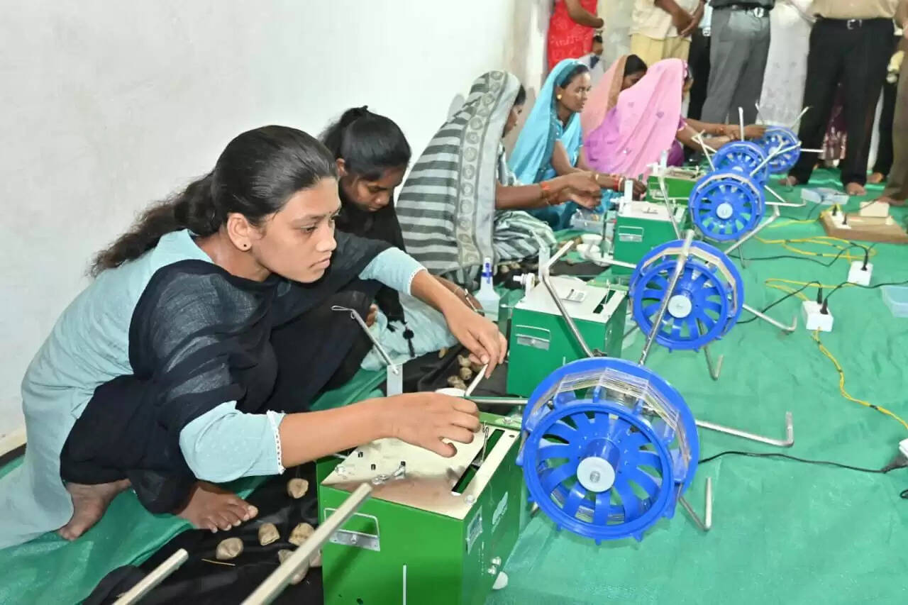 धमतरी : घर-घर रोजगार, हाथ-हाथ हुनर: नगरी का रेशम क्लस्टर बनेगा मिसाल