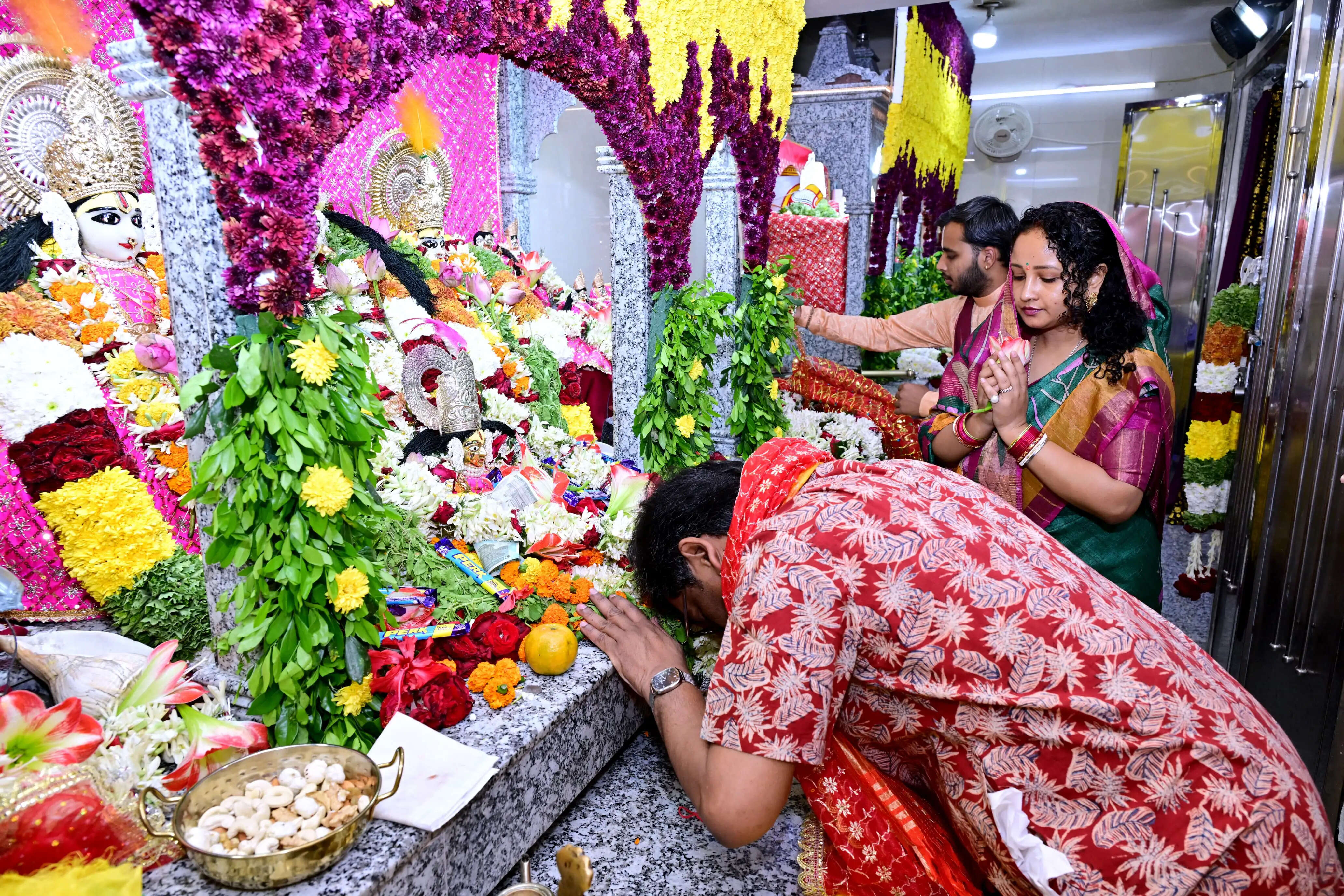 मुख्यमंत्री हेमन्त सोरेन ने पत्नी कल्पना सोरेन संग तपोवन मंदिर में की पूजा, राज्य की खुशहाली की कामना