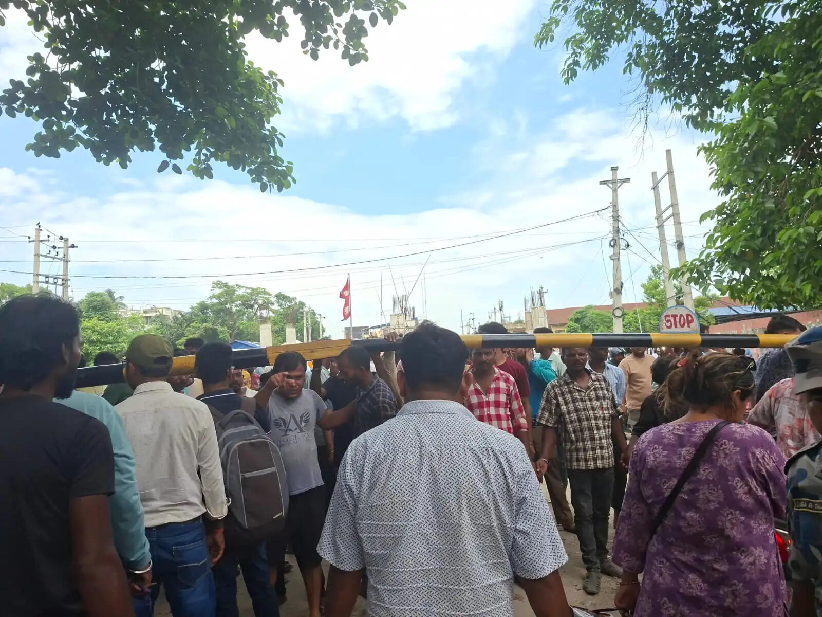 जोगबनी में अंतर्राष्ट्रीय बॉर्डर का बैरियर गिराकर दुकानदारों ने किया प्रदर्शन
