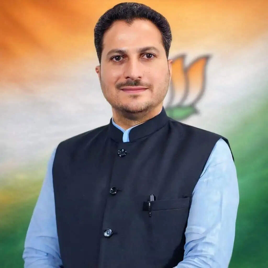 हिमाचल में चल रही अफसरशाही की लड़ाई : राकेश जमवाल