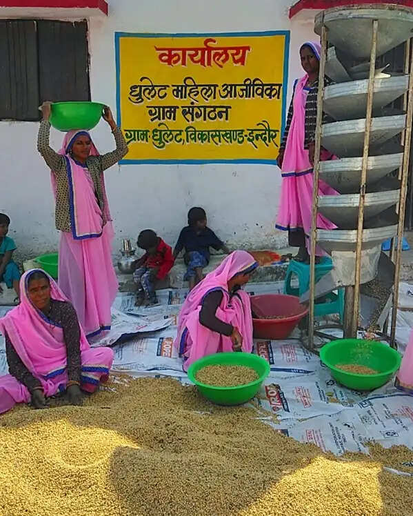 मप्र के इंदौर में अनोखी पहल, किसानों को खेती के नए तरीके सिखाने खेतों में लग रही ‘कृषि पाठशाला’