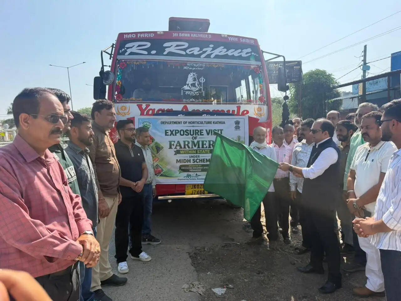 आधुनिक बागवानी तकनीकों का प्रशिक्षण लेने 120 किसान रवाना