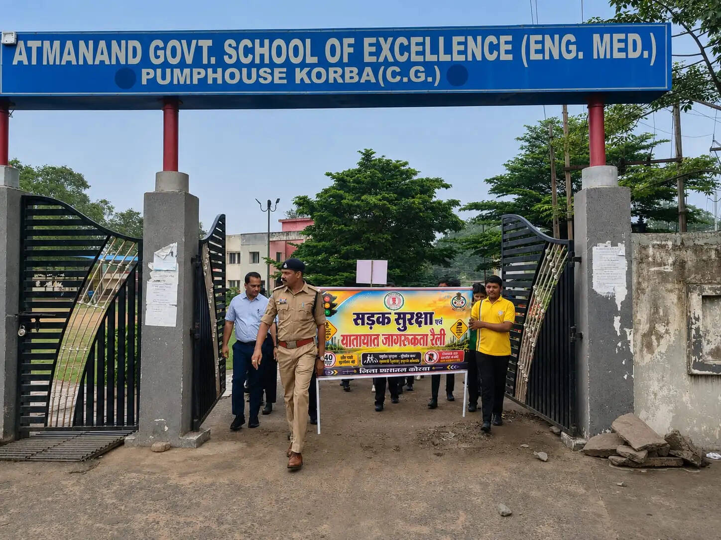 700 विद्यार्थियों ने लिया सड़क सुरक्षा का संकल्प, आत्मानंद स्कूल में ट्रैफिक पुलिस का जागरूकता अभियान