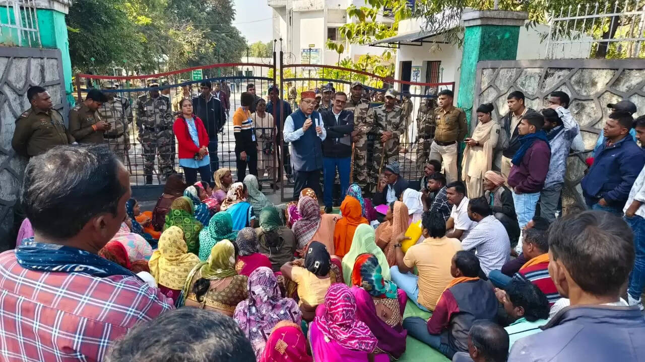 कोरबा : वैकल्पिक रोजगार व बढ़ी मुआवजा राशि की मांग को लेकर गेवरा भू-विस्थापितों का 4 घंटे का घेराव