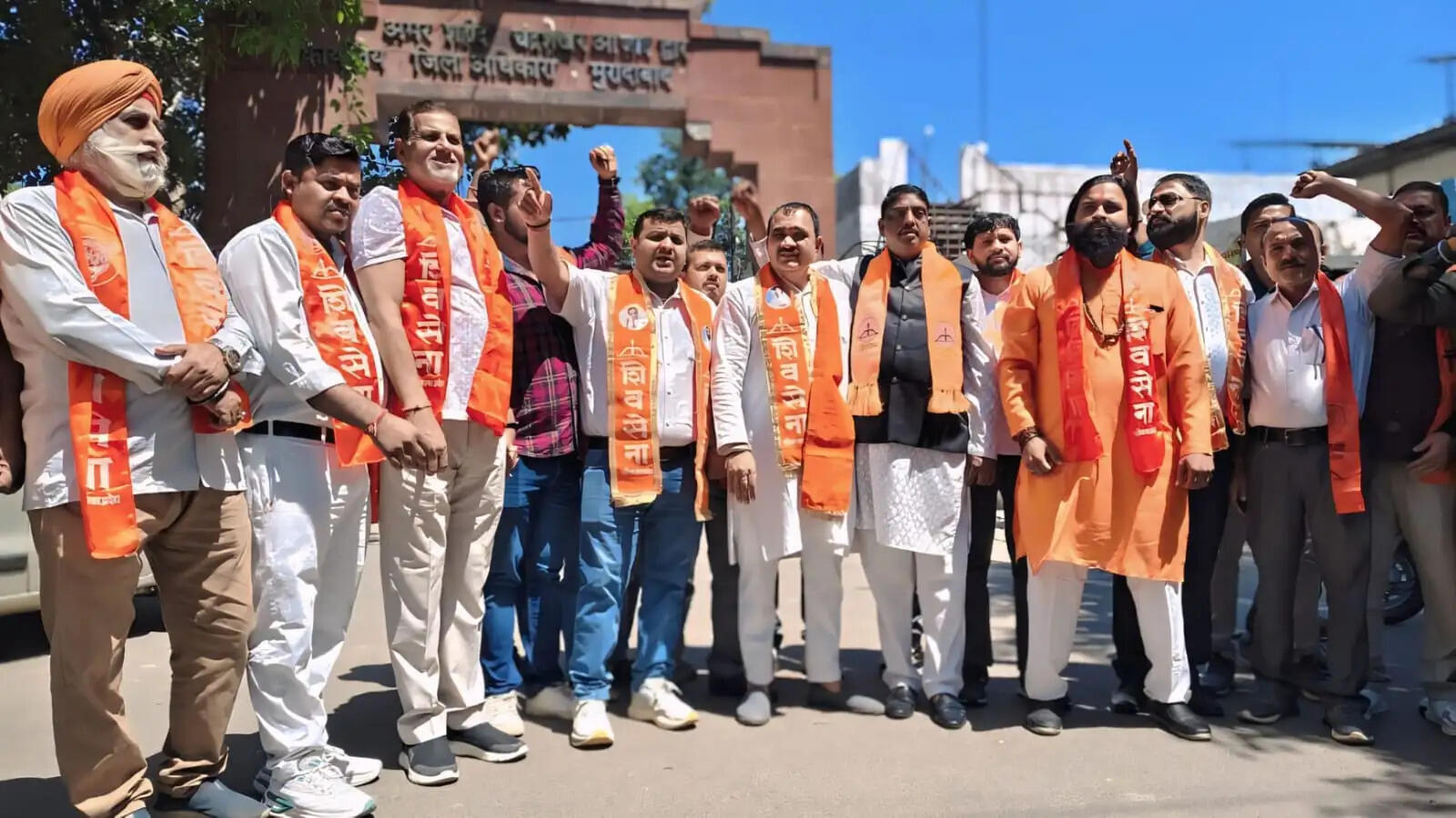 निजी स्कूलों में अभिभावकों का शोषण करने व मोटी फीस लेने पर गरजे शिव सैनिक