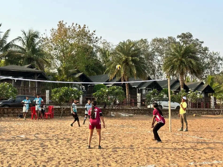 गंगरेल की रेत पर वाॅलीबाल स्पर्धा आयाेजित, युवाओं में दिखा उत्साह