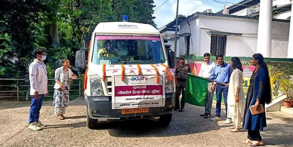 अदाणी फाउंडेशन की बड़ी पहल, डीएम ने मोबाइल हेल्थ केयर यूनिट को दिखाई हरी झंडी