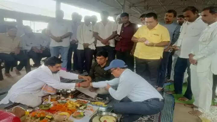 खरगोनः बड़वाह कपास मंडी के मुहूर्त में भोरई के कड़वाजी को 7150 रुपये का कपास भाव