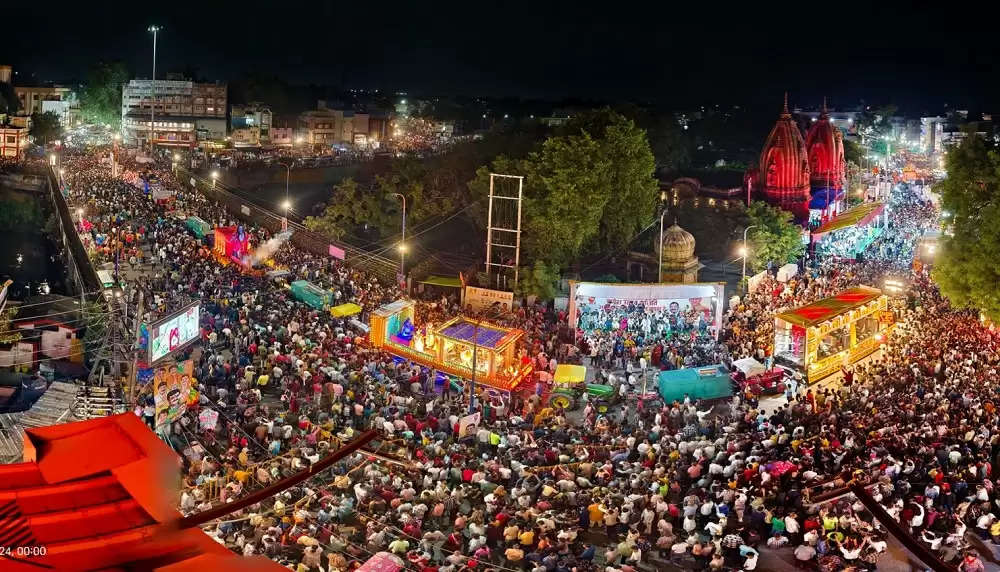 इंदौरः अनंत चतुदर्शी पर गौरवशाली परम्परा के अनुरूप निकला नयनाभिराम झांकियाँ और अखाड़ों का कारवां