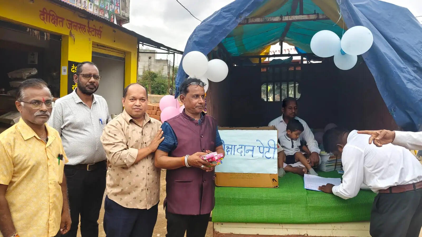रामपुर में निकला शिक्षा रथ, ग्रामीणों ने दान की 1622 शैक्षणिक सामग्री और 7320 रुपये