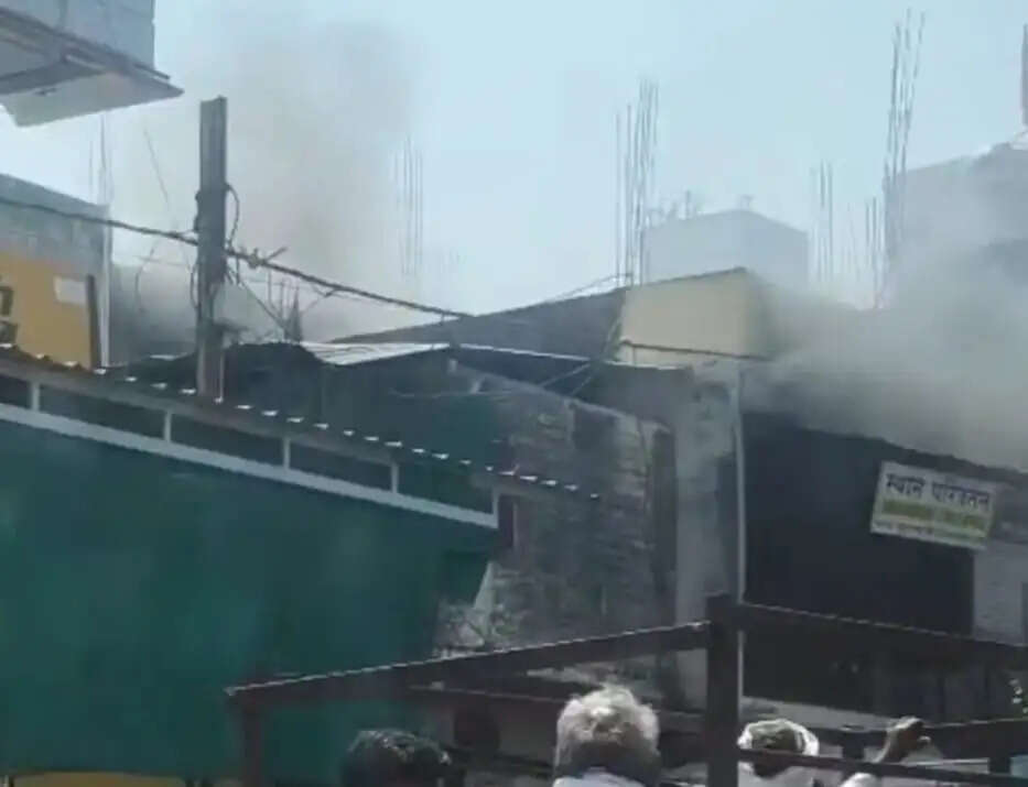 राजगढ़ःशाॅर्ट-सर्किट से आटो पार्ट्स की दुकान में लगी आग