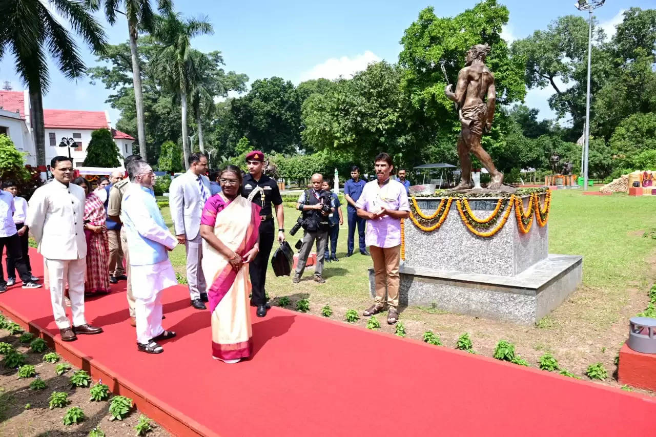 राष्ट्रपति ने राजभवन में मूर्ति गार्डेन का किया उद्घाटन