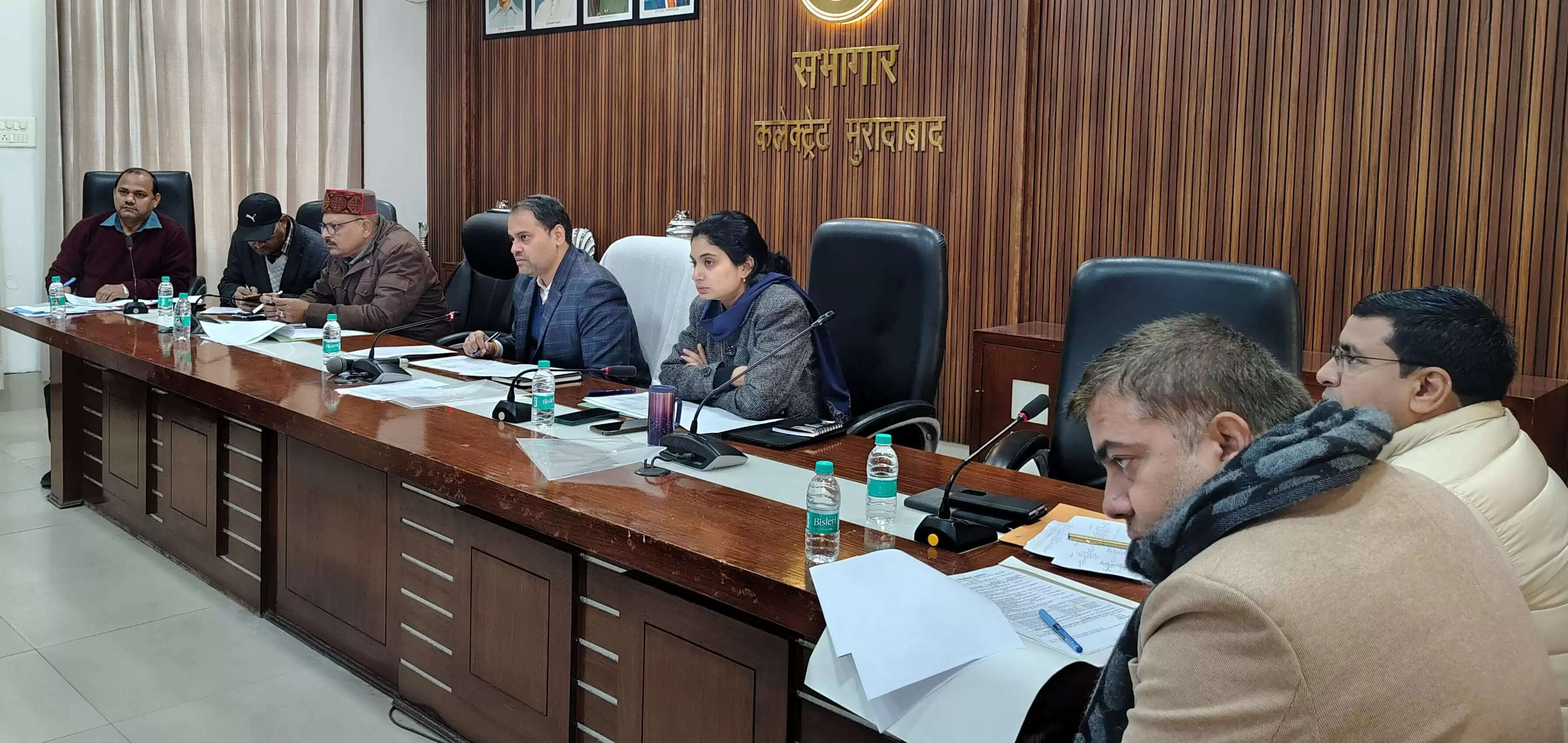 जिलाधिकारी ने सुदृढ़ीकरण में भौतिक प्रगति धीमी होने पर यूपीसीएलडीएफ के अधिकारियों की लगाई फटकार