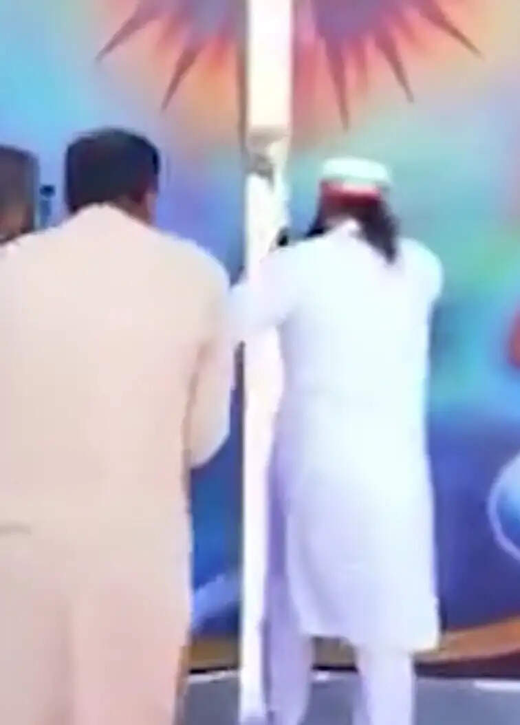 सिरसा: राम रहीम ने किया डेरे के नवीनीकृत मुख्य द्वार का उद्घाटन, हनीप्रीत भी रही मौजूद