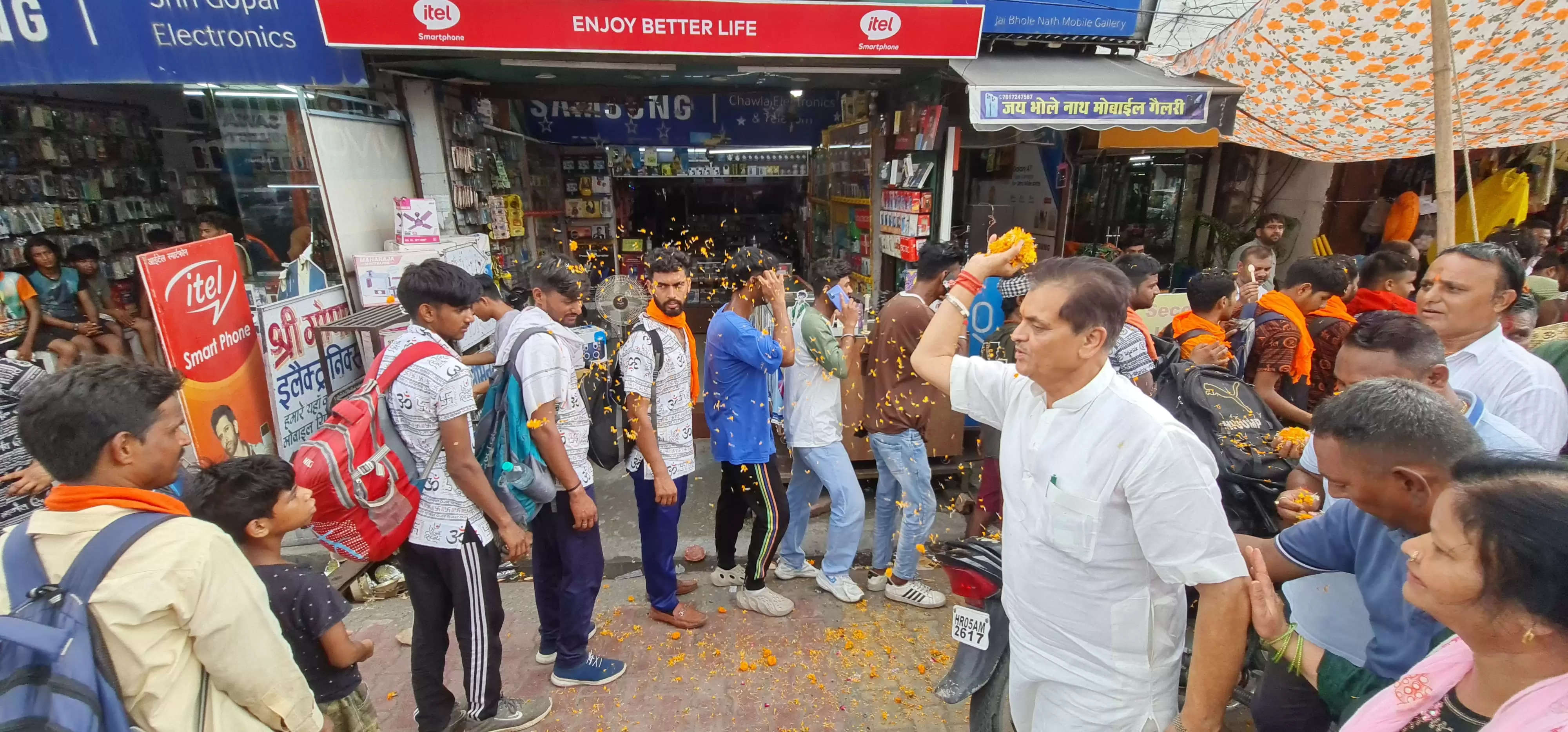 मंत्री प्रेमचंद अग्रवाल ने शिव भक्तों का तीर्थ नगरी पहुंचने पर पुष्प वर्षा कर किया स्वागत