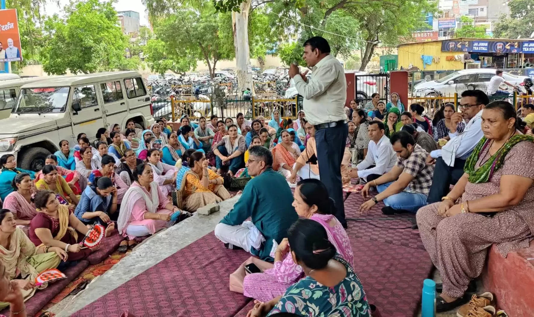 हिसार : हड़ताल पर अड़े एनएचएम कर्मचारी, स्वास्थ्य सेवाएं होने लगी प्रभावित