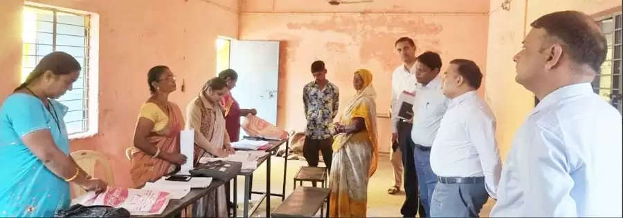रायपुर संभागायुक्त ने विभिन्न मतदान केंद्रों का किया निरीक्षण