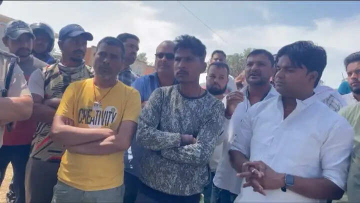 अनूपपुर: अदानी पावर के खिलाफ ग्रामीणों का धरना,भारी वाहनों से सड़क क्षतिग्रस्त