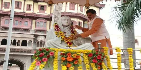 इंदौर : मुख्यमंत्री ने केंद्रीय मंत्री भूपेंद्र यादव के साथ देवी अहिल्या माता की प्रतिमा पर किया माल्यार्पण, पौधे भी रोपे