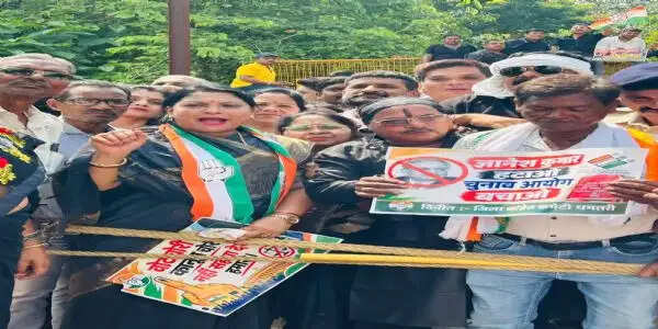 वोट चोरी के आरोपों को लेकर कांग्रेस का प्रदर्शन, कलेक्ट्रेट घेरकर की कार्रवाई की मांग