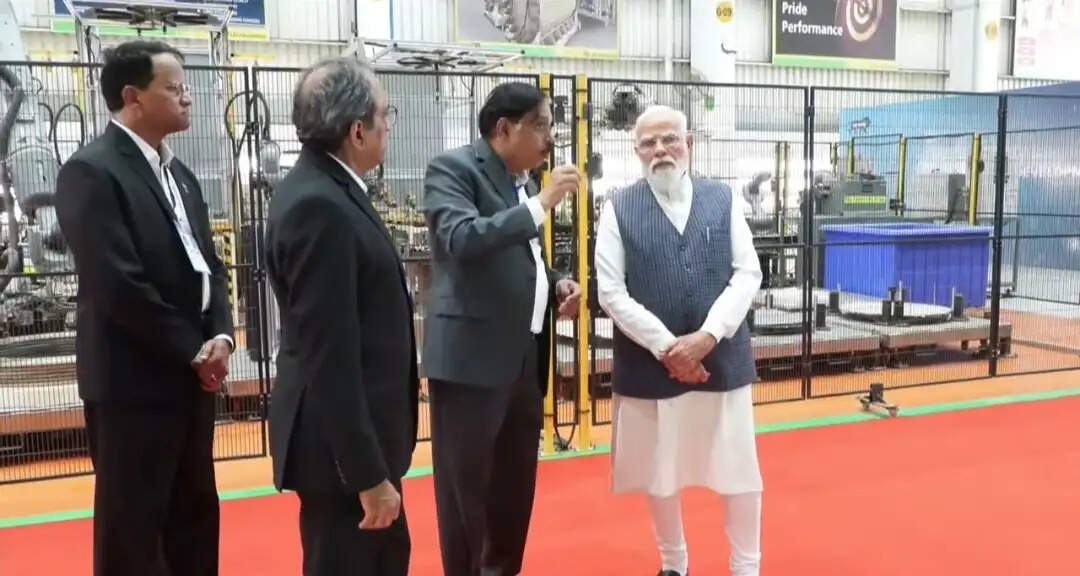 सूरत में एलएंडटी के आर्म्ड सिस्टम्स कॉम्प्लेक्स पहुंचे प्रधानमंत्री मोदी, स्वदेशी रक्षा परियोजनाओं की ली जानकारी