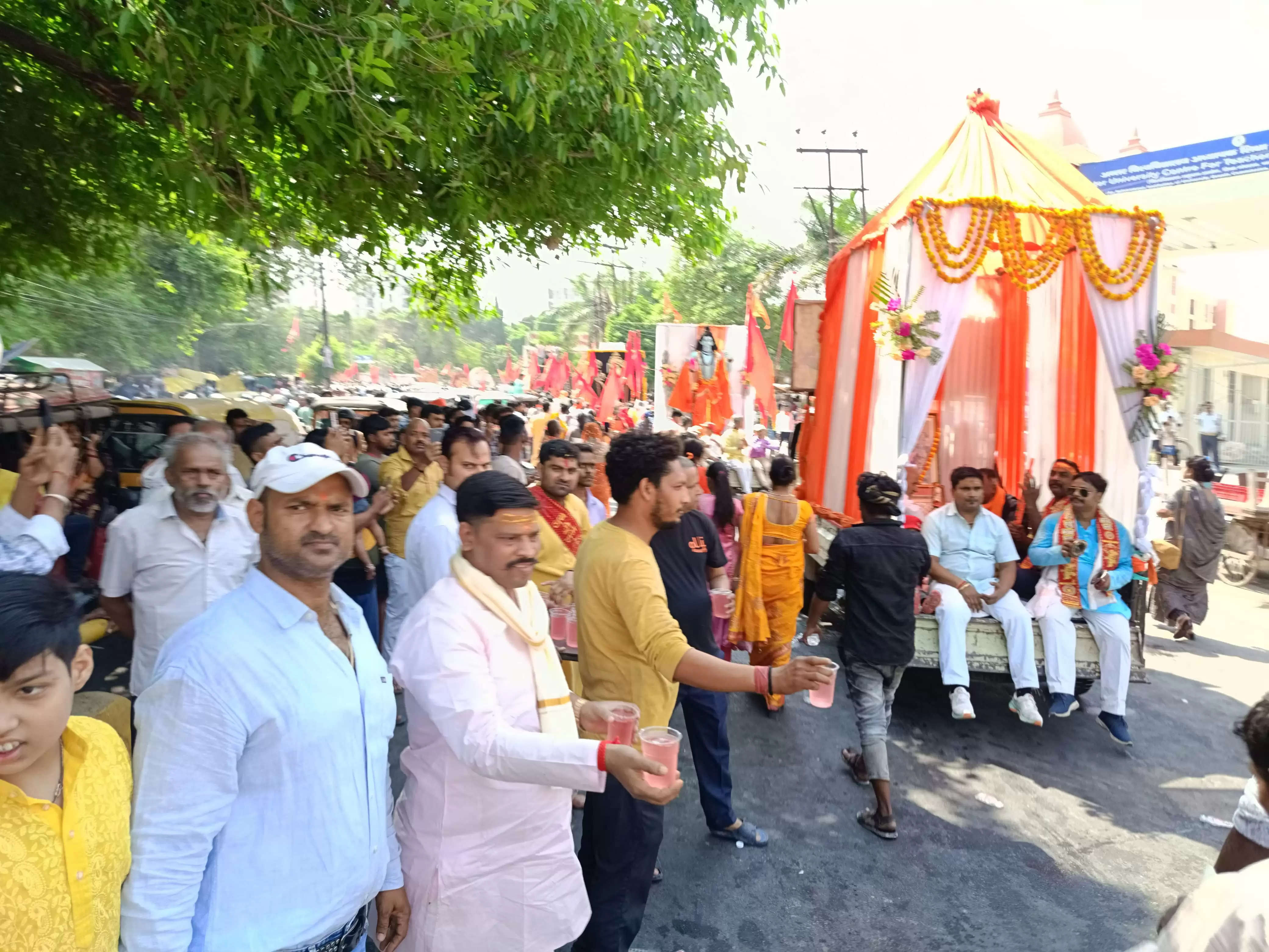 हनुमत जयंती पर संकटमोचन दरबार में उमड़ी भीड़, बैठकी श्रृंगार देख श्रद्धालु आह्लादित