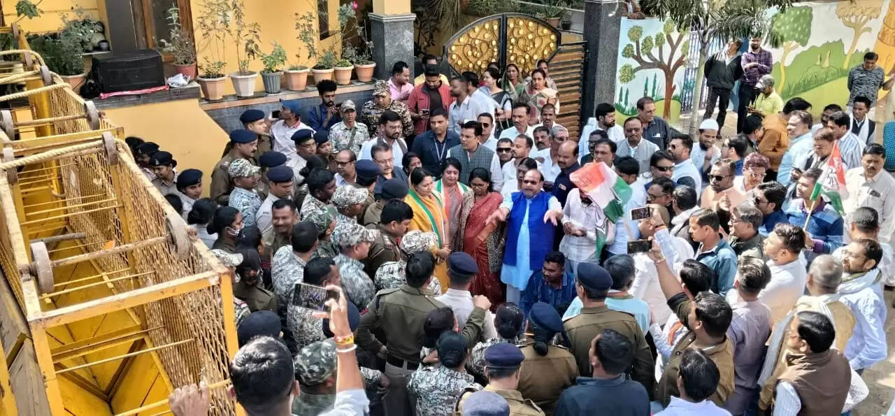 नेशनल हेराल्ड मामले में कांग्रेसियाें ने जिला भाजपा कार्यालय का किया घेराव