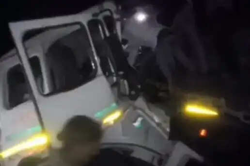 सिवनीः लखनादौन में ट्रक से टकराया ट्राला, केबिन में फंसे चालक को गेट तोड़कर निकाला