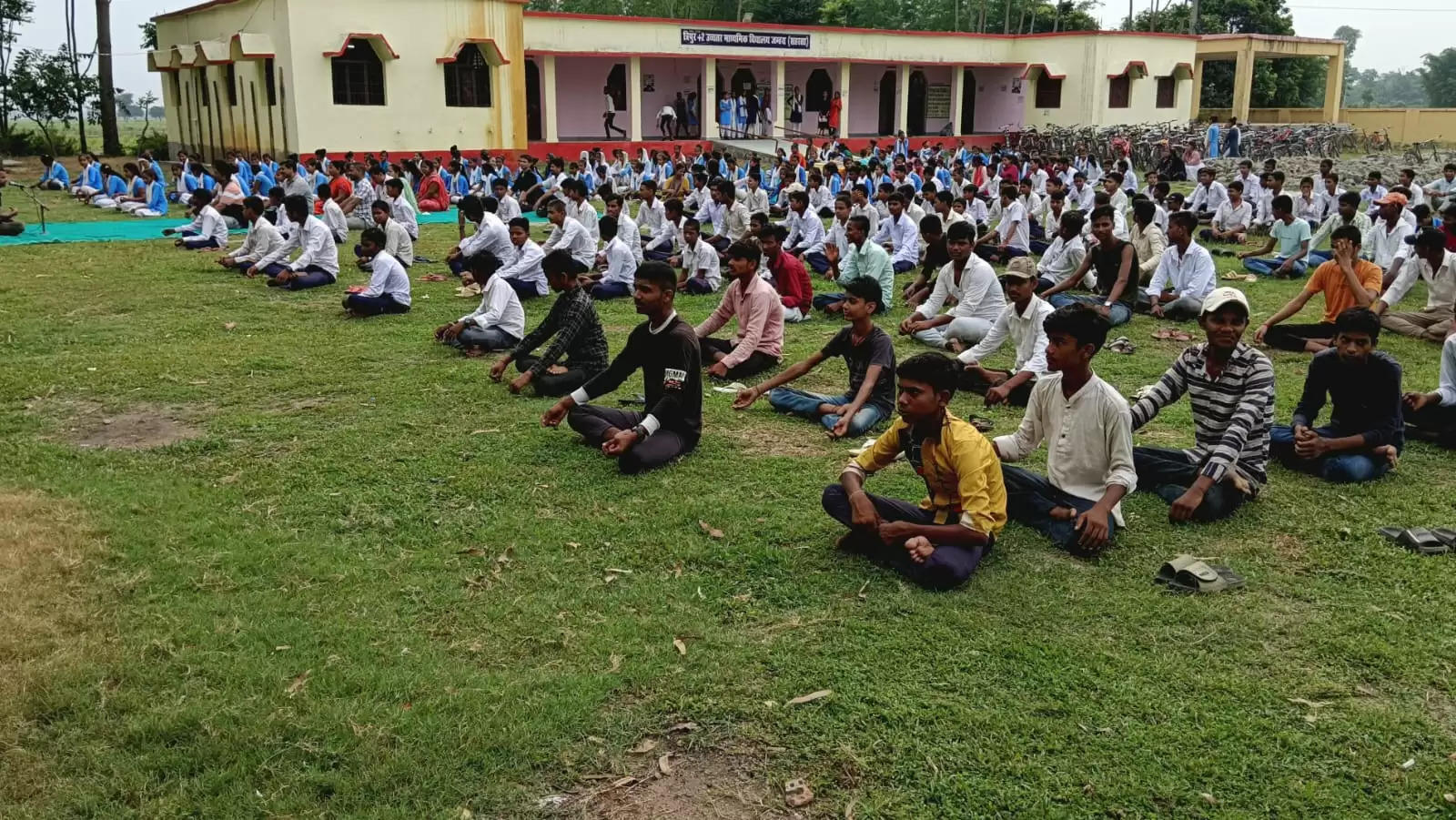 हेल्थ एवं वैलनेस सेंटर जम्हरा द्वारा हाई स्कूल में एक दिवसीय योग शिविर आयोजित