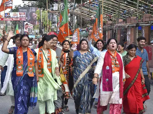 निशा सिंह के नेतृत्व में भाजपा प्रदेश कार्यालय से डाकबंगला चौराहा तक निकला विरोध मार्च, बड़ी संख्या में महिलाएं उतरीं सड़क पर