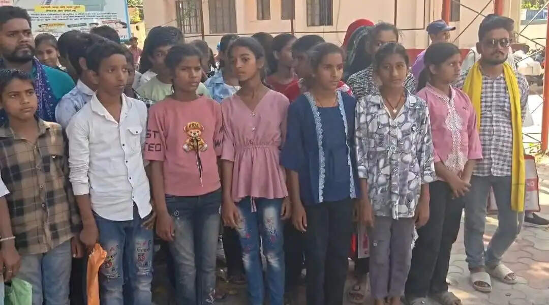 नौवीं में नामांकन नहीं मिलने पर भड़के छात्र, पहुंचे डीएम के दरबार