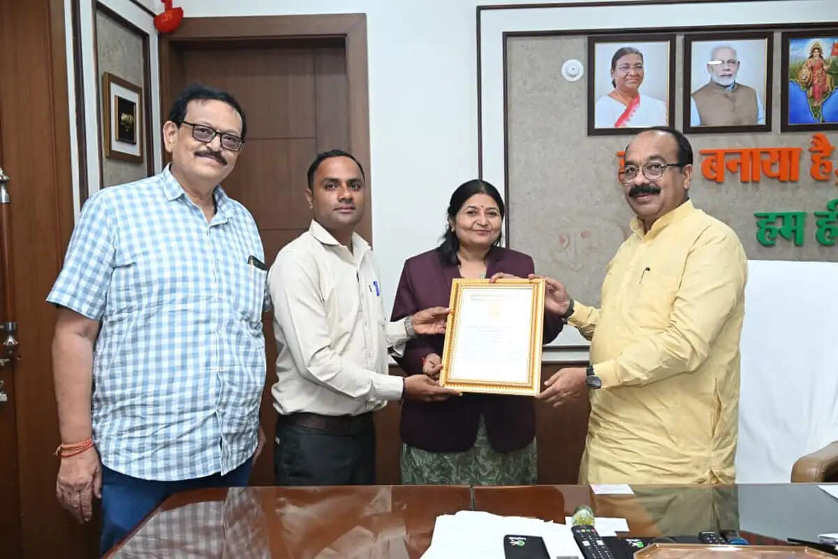 उप मुख्यमंत्री अरुण साव ने विश्व रिकॉर्डधारी शिक्षक कलेश्वर साहू को किया सम्मानित
