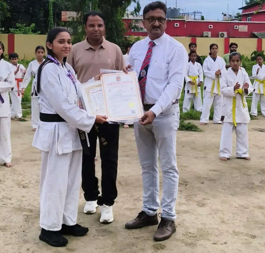 जिला कराटे एसोसिएशन की दिव्या राज ने नेशनल स्तर पर जीती गोल्ड मेडल,प्राप्त की ब्लैक बेल्ट