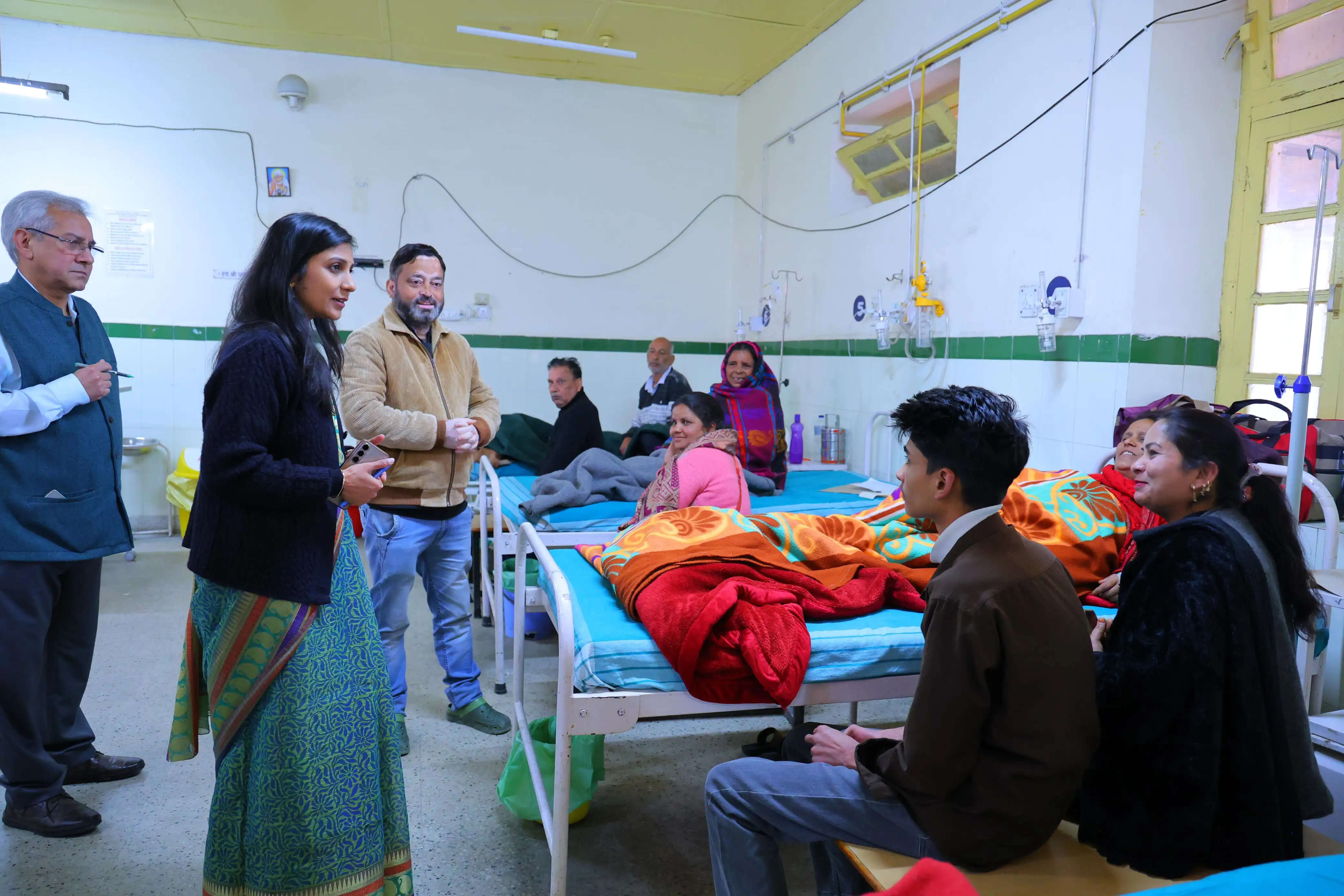 जिला चिकित्सालय का औचक निरीक्षण, व्यवस्थाओं में सुधार के