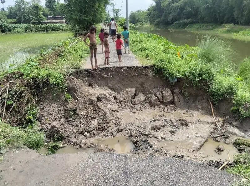 पानी निकासी नहीं होने पर ग्रामीणों ने काटी सड़क, आरडब्ल्यूडी की लापरवाही उजागर
