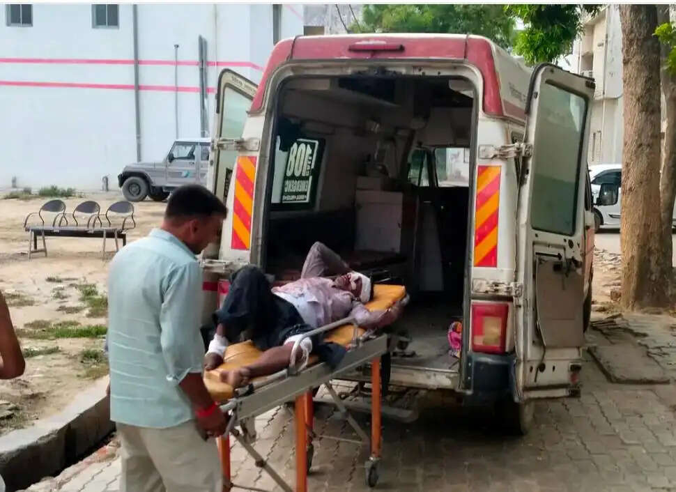 रामसनेहीघाट में ट्रक-ट्रैक्टर की आमने-सामने भिड़ंत, चार लाेग गंभीर