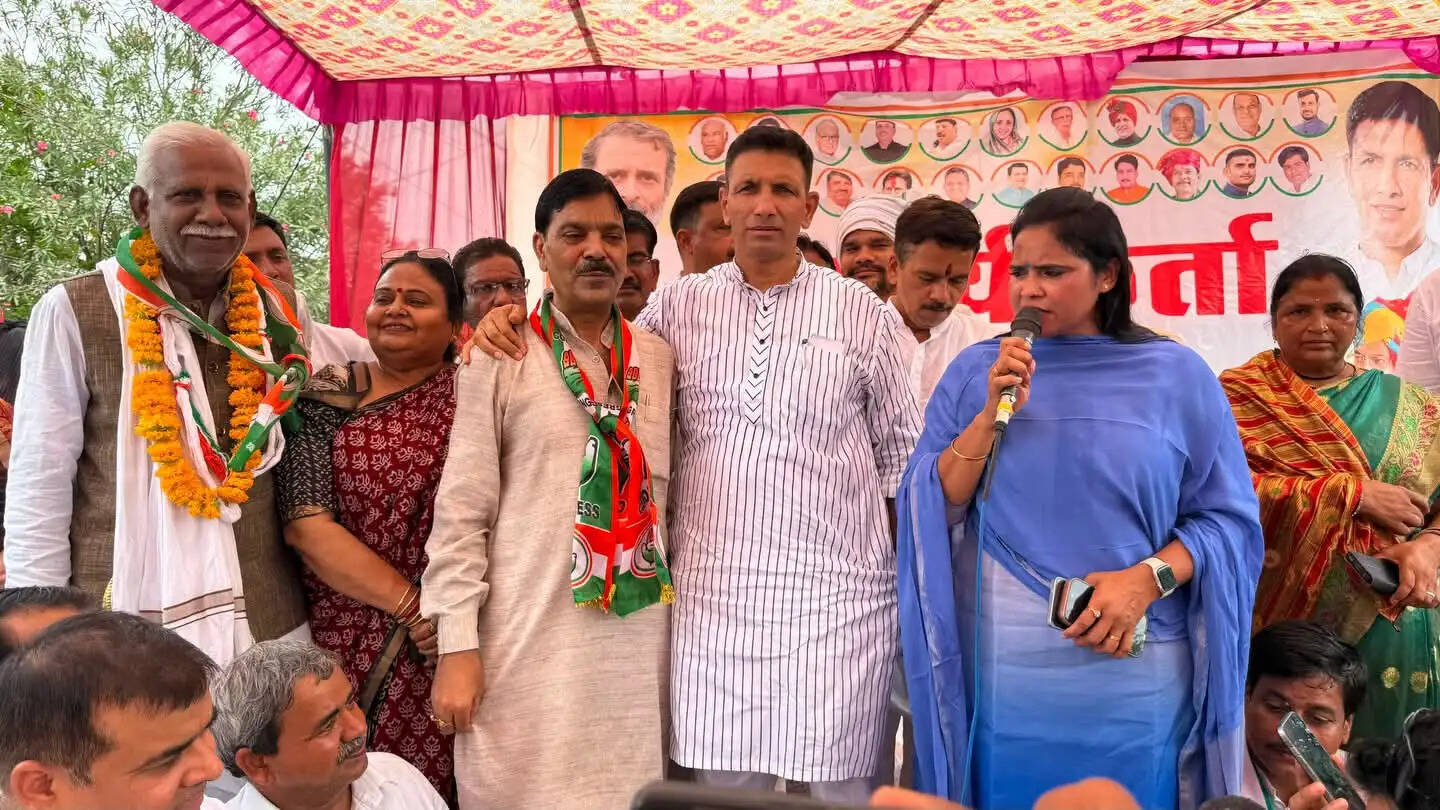 दतिया उपचुनाव: अवधेश नायक ने कांग्रेस मंच से किया प्रचार, अटकलों पर लगाया विराम
