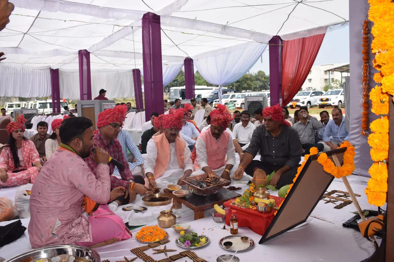 अनूपपुर: विजयादशमी पर पुलिस लाइन में आयोजित शस्त्र पूजन में राज्यमंत्री दिलीप जायसवाल में हुए शामिल