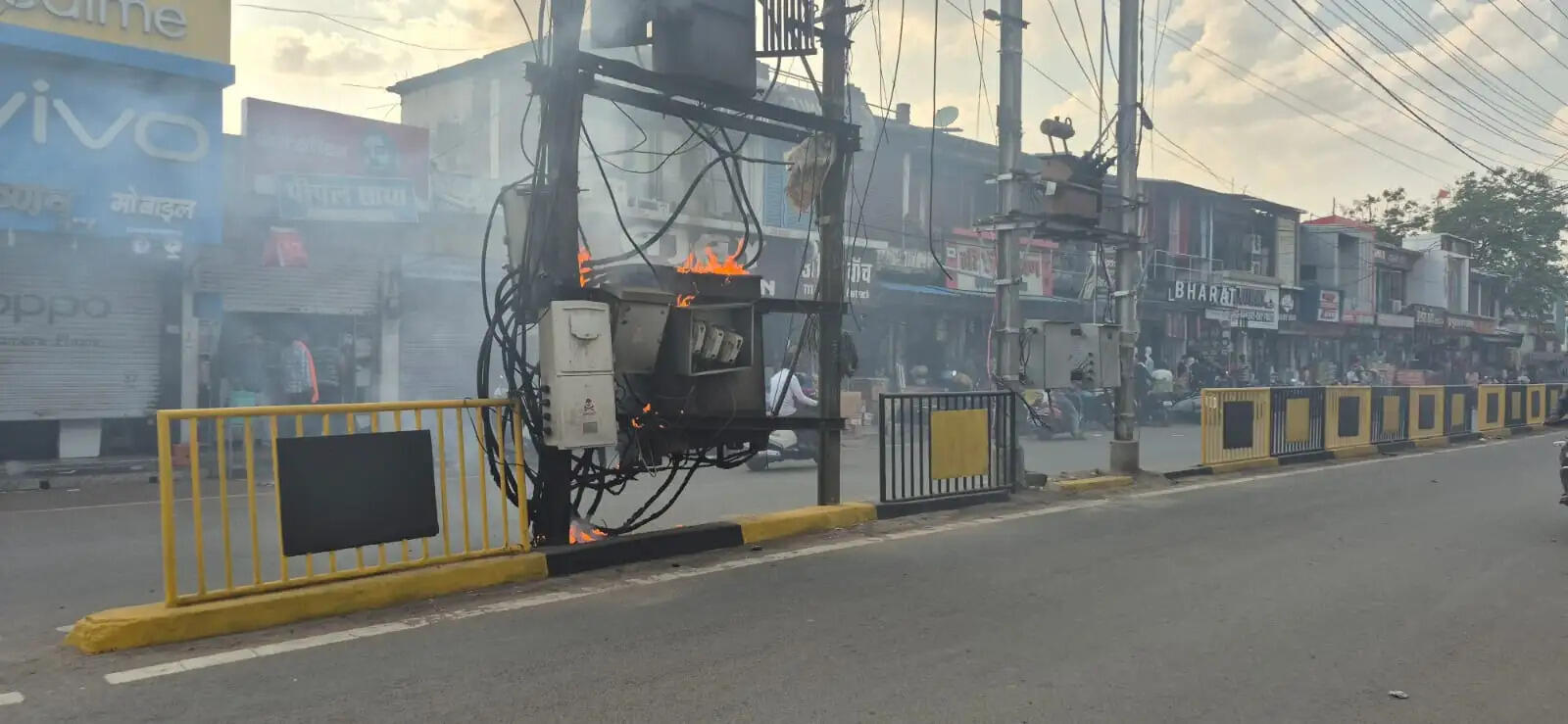 दमोह: घंटाघर के पास बिजली डीपी में लगी भीषण आग