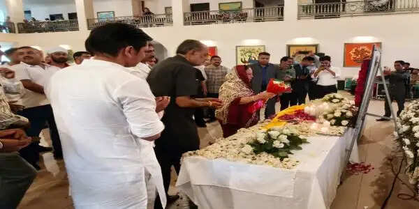 संचार क्रांति मसीहा सुख राम को श्रद्धांजलि देने उमड़ा जनसमूह