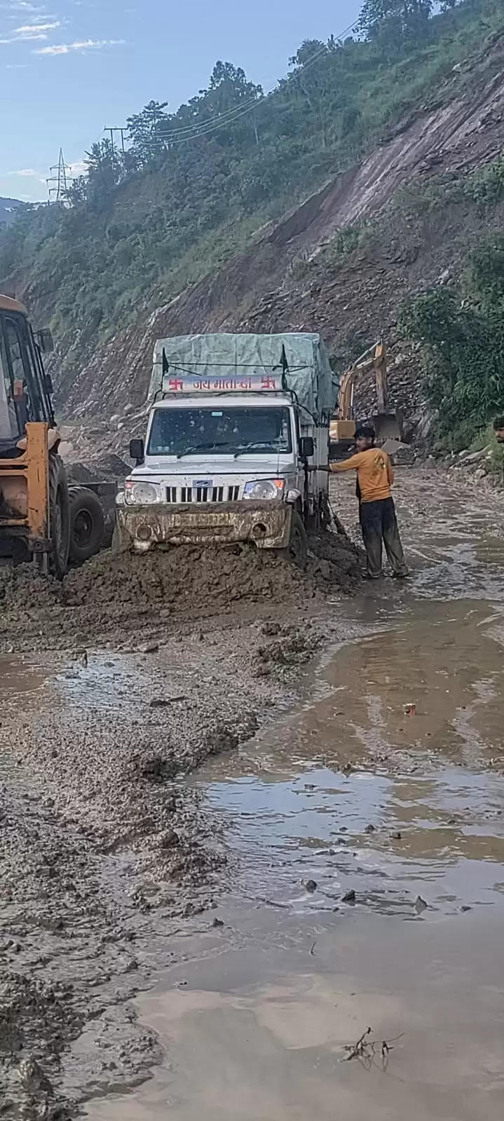 हिमाचल प्रदेश में भूस्खलन से 109 सड़कें बंद, पांच जिलों में बाढ़ का अलर्ट