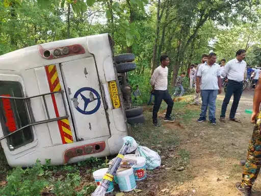 बालाघाट में अनियंत्रित होकर पलटी यात्री बस, चार घायल,&nbsp;इमरजेंसी गेट नहीं होने से शीशा तोड़कर बाहर निकले यात्री