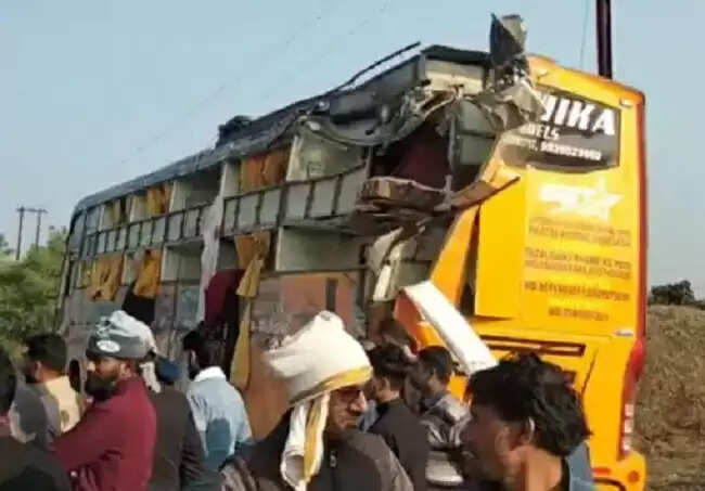 मप्र के गुना में लखनऊ से इंदौर जा रही बस अनियंत्रित होकर पलटी, एक यात्री की मौत और 16 घायल