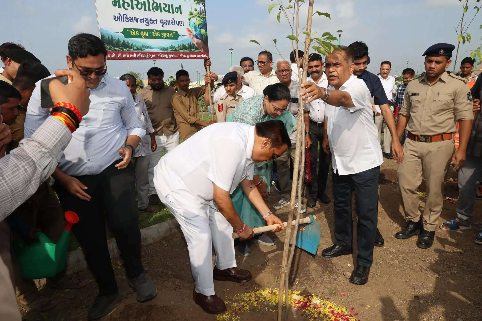 (अपडेट)सूरत में 'मेगा वृक्षारोपण अभियान' के तहत 25 हजार पौधाें का रोपण, सीआर पाटिल ने किया शुभारंभ