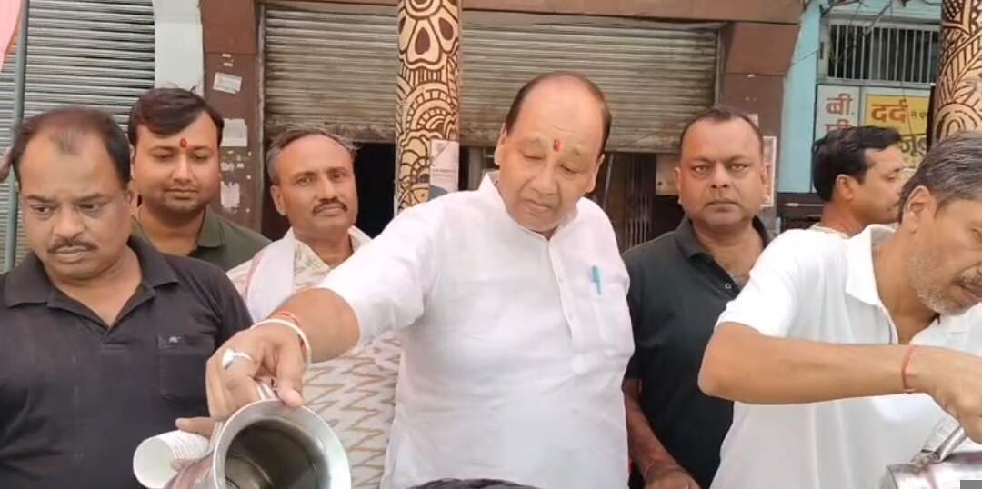 पुरुषोत्तम माह में कानपुर में सेवा कार्यों की धूम, जगह-जगह शरबत और गन्ने के जूस का वितरण
