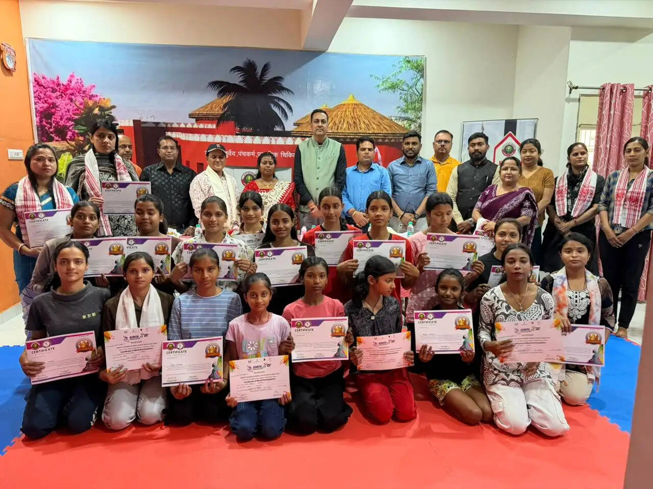 ट्रस्ट ने किया महिला और बेटियाें को बेस्ट योगिनी अवॉर्ड से सम्मानित