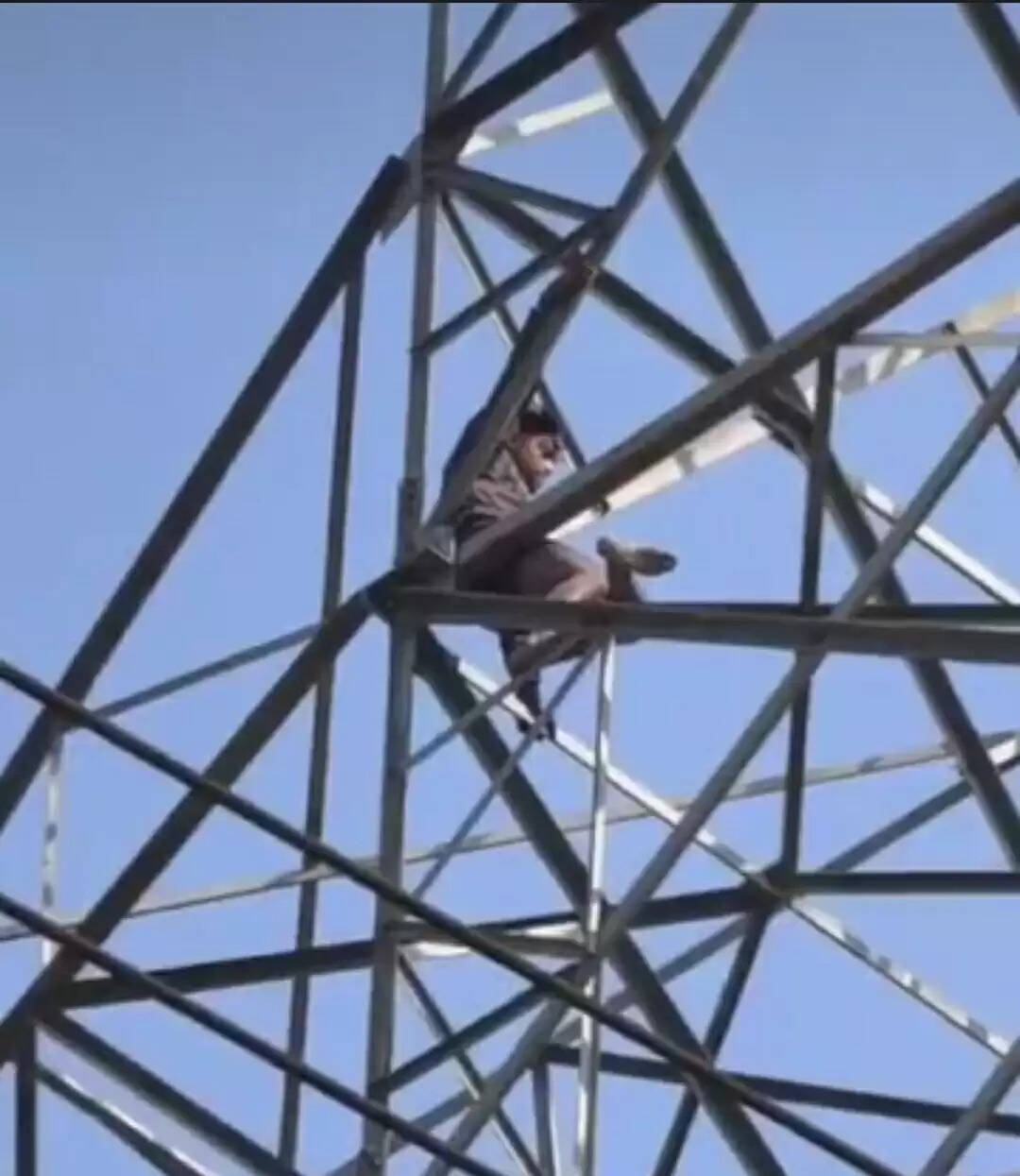 डांट से नाराज होकर युवक टावर पर चढ़ा, पुलिस ने लाउडस्पीकर से समझा कर उतारा नीचे, तीन घंटे चला ड्रामा