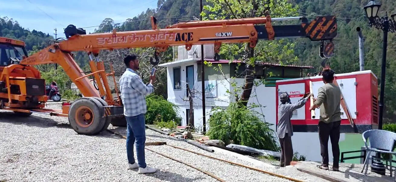 खुर्पाताल में प्राधिकरण ने हटाया अतिक्रमण,ध्वस्त किए होटल