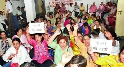 राष्ट्रीय स्वास्थ्य मिशन के कर्मचारियों ने वेतन न मिलने के विरोध में किया कार्य बहिष्कार