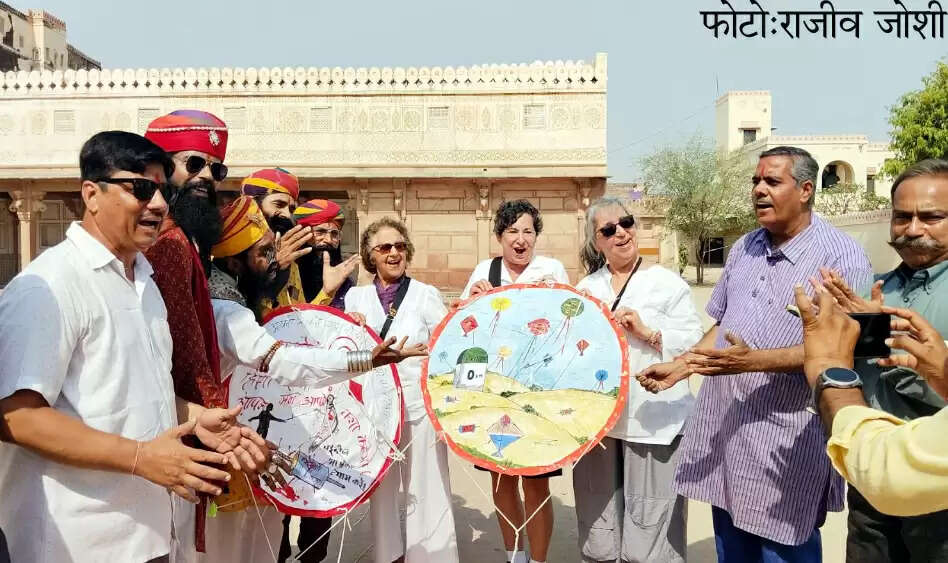 विदेशी पर्यटकों ने भी उड़ाया चंदा : पारम्परिक चंदा उड़ाकर किया पारम्परिक जयघोष